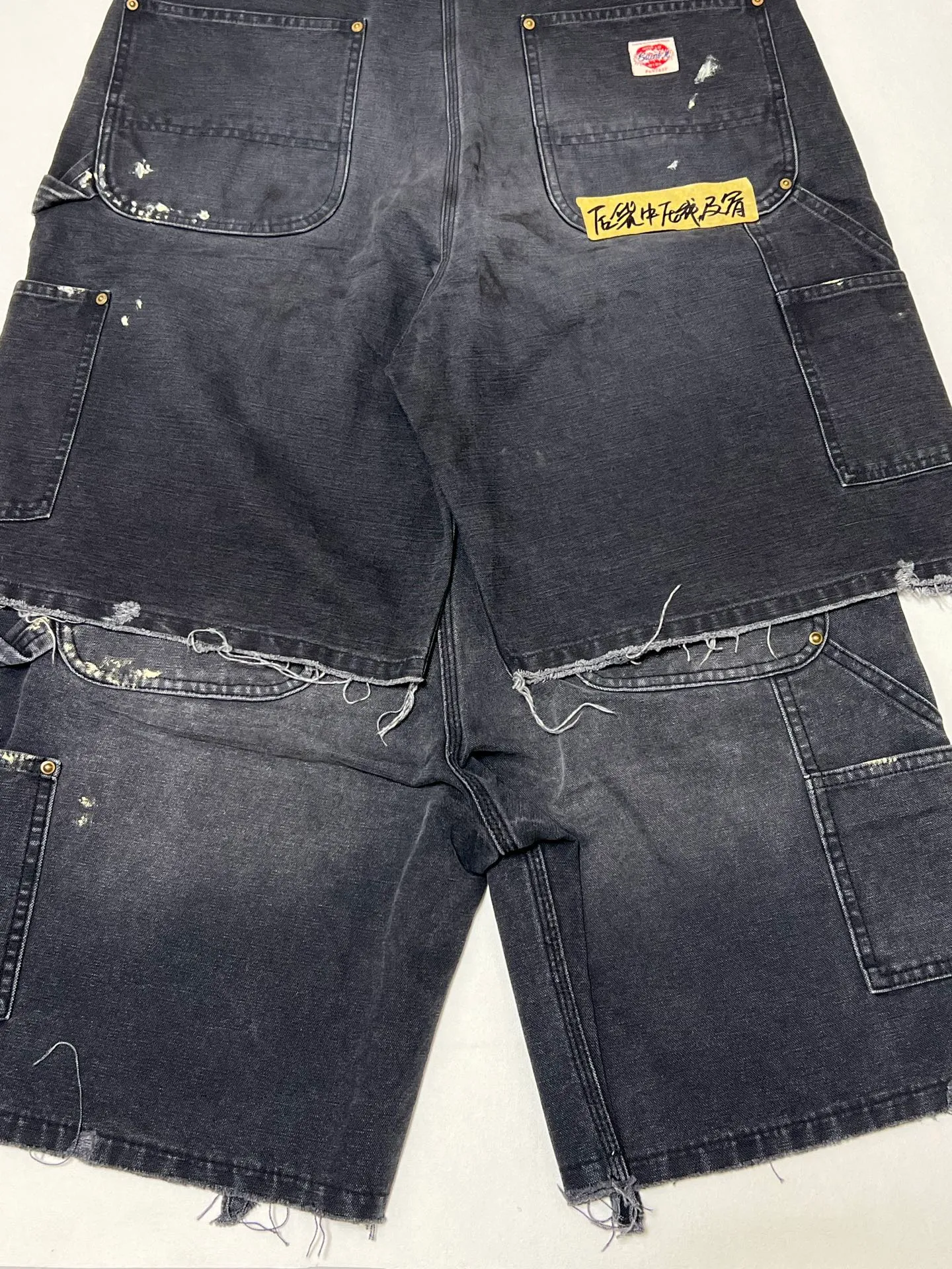 Original proofing SAINT Mxxxxxx DOUBLE KNEE SHORTS/BLK Knee patches splashed with ink, washed and damaged denim shorts. Washed black S-XL. Custom woven and dyed denim fabric with clear texture. Heavy washing and water fading to create local mottled fading/hole effects. Artificial distressing to simulate natural wearing marks. VINTAGE sense. Original consistent damage treatment. Hand splashed ink and paint. Original consistent wash mark/pocket mark. Double knee patches. Rivet reinforcement. Improve functionality while enhancing design